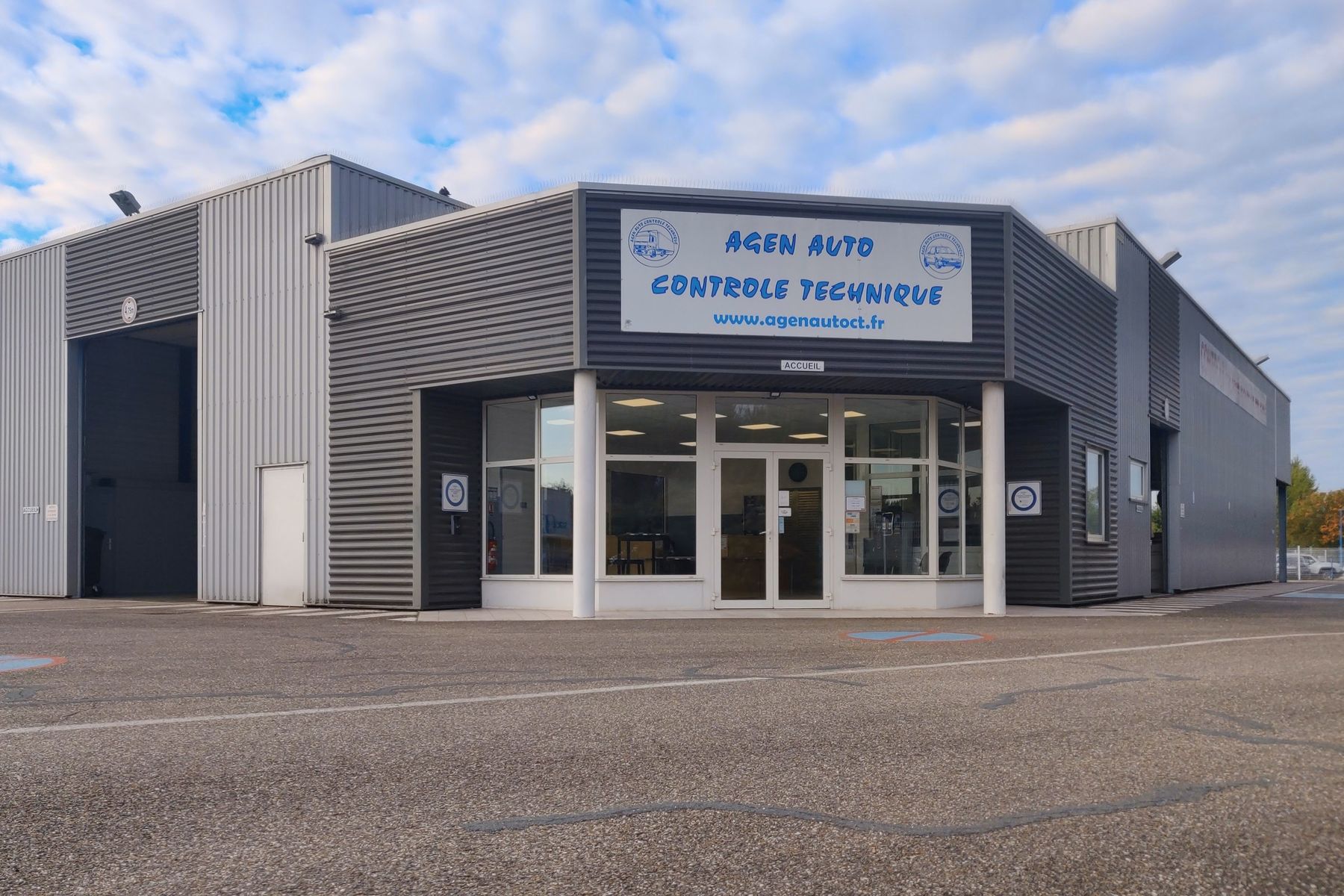 Le hall poids lourd d'Agen Auto CT, 2080 rue Jean Jaurès à Boé