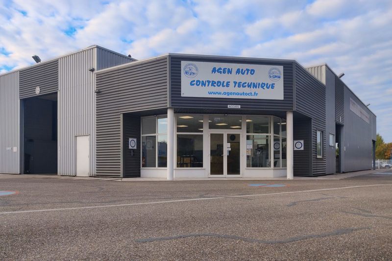 Le hall poids lourd d'Agen Auto CT, 2080 rue Jean Jaurès à Boé